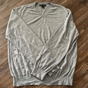 100% cashmere v-neck Joseph & Lyman limited collection light gray sweater. SizeL